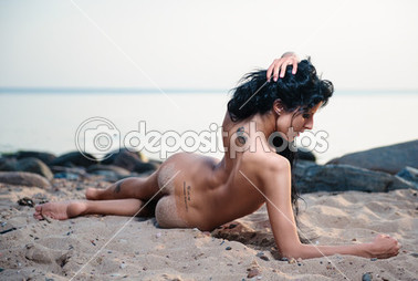 güzel çıplak kadın sahilde rahatlatıcı