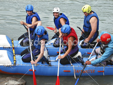 Dalgalar binmek. Tekne park. Rafting