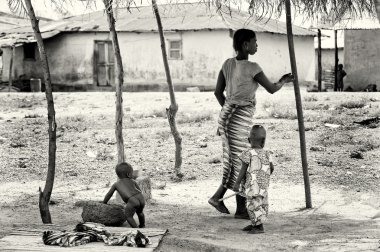 iki küçük benin çocukları ve anneleri