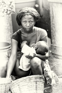 Gana'lı kadın bebeğini beslemeleri