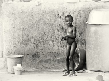Gana'lı bir kız duş sokakta alır.