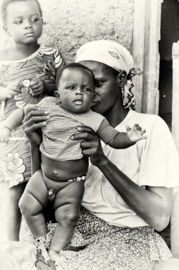 Gana'lı bir kadın küçük bebeği tutan