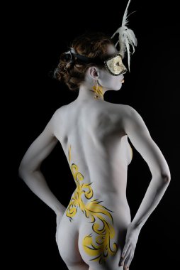 altın çiçek bodyart veni içinde güzel genç kız portresi